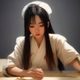 麻豆传媒后期制作团队成员，剪辑师在专业级后期制作工作站前进行色彩调校与视频剪辑